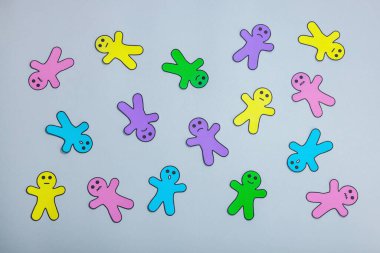 Dünya Akıl Sağlığı Günü. Kağıt adam figürleri farklı duygulara sahiptir. Geri bildirim derecesi, müşteri değerlendirmesi, deneyim, memnuniyet anketi veya değerlendirme konsepti. Tarafsız gri arkaplan, düz yatış, üst görünüm