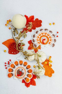 Sonbahar sofrası. Şükran Günü çatal bıçak takımı, geleneksel sonbahar dekorasyonu, düz yatış. Şen şakrak ruh hali, el yapımı hindi ve yapraklar, üst manzara.