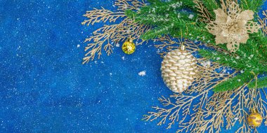 Geleneksel yeni yıl kompozisyonu. Şenlikli dekor, karlı Noel ağacı dalları, balolar. Tatil zamanı, dokulu mavi arkaplan, pankart biçimi