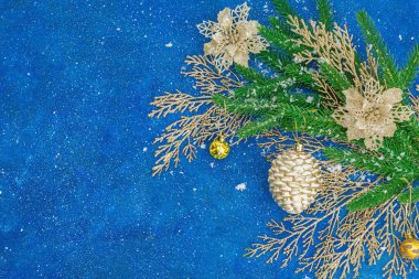 Geleneksel yeni yıl kompozisyonu. Şenlikli dekor, karlı Noel ağacı dalları, balolar. Tatil zamanı, desenli mavi arkaplan, üst görünüm