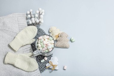 Sıcak kakao ya da şekerli çikolata. Geleneksel Noel dekorasyonu, yeni yıl şenlik düzenlemesi. Samimiyet ve iyi ruh hali kavramı, gri arka plan, üst görünüm