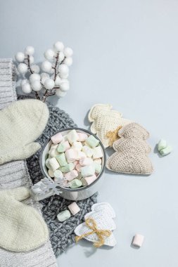 Sıcak kakao ya da şekerli çikolata. Geleneksel Noel dekorasyonu, yeni yıl şenlik düzenlemesi. Samimiyet ve iyi ruh hali kavramı, gri arka plan, üst görünüm