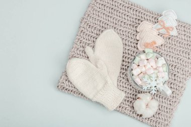 Sıcak kakao ya da şekerli çikolata. Geleneksel Noel dekorasyonu, yeni yıl şenlik düzenlemesi. Samimiyet ve iyi ruh hali kavramı, gri arka plan, üst görünüm