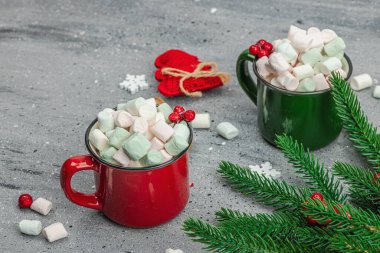 Sıcak kakao ya da şekerli çikolata. Geleneksel Noel dekorasyonu, yeni yıl şenlik düzenlemesi. Samimiyet ve iyi ruh hali kavramı, gri arkaplan, kopyalama alanı