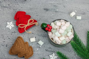 Sıcak kakao ya da şekerli çikolata. Geleneksel Noel dekorasyonu, yeni yıl şenlik düzenlemesi. Samimiyet ve iyi ruh hali kavramı, gri arka plan, üst görünüm