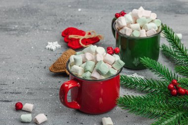 Sıcak kakao ya da şekerli çikolata. Geleneksel Noel dekorasyonu, yeni yıl şenlik düzenlemesi. Samimiyet ve iyi ruh hali kavramı, gri arka plan, yakın çekim.
