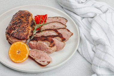 Taze portakal ve zencefilli kızarmış ördek göğsü, yemek için hazır. Lezzetli ev yemekleri, kümes hayvanları fileto. Hafif taş arkaplan, kapat