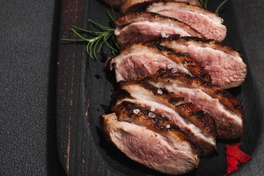 Taze portakal ve zencefilli kızarmış ördek göğsü, yemek için hazır. Lezzetli ev yemekleri, kümes hayvanları fileto. Koyu taş zemin, üst görünüm