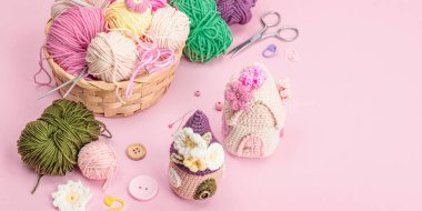 El yapımı bahar dekoru konsepti. Yaratıcı tığ işi, ev figürleri, geleneksel çiçekler falan. Kutlama kartı, yumuşak pastel, pembe arkaplan, afiş biçimi