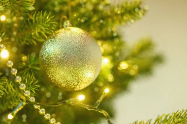 Noel tebrik kartı, bulanık efekt. Yeni yıl tatili konsepti. Parlak mücevherler, çelenkler, geleneksel semboller, bokeh etkisi.