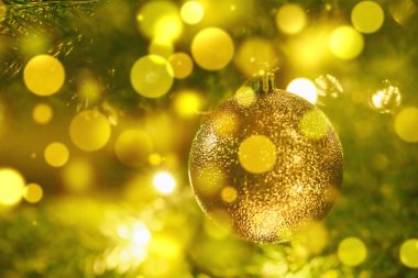 Noel tebrik kartı, bulanık efekt. Yeni yıl tatili konsepti. Parlak mücevherler, çelenkler, geleneksel semboller, bokeh etkisi.