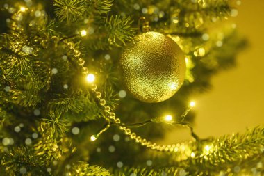 Noel tebrik kartı, bulanık efekt. Yeni yıl tatili konsepti. Parlak mücevherler, çelenkler, geleneksel semboller, bokeh etkisi.