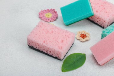 Bulaşık yıkamak için çeşitli süngerler. Organik temizlik konsepti, limon tazeliği. Taş beton zemin, düz yatış, kopyalama alanı