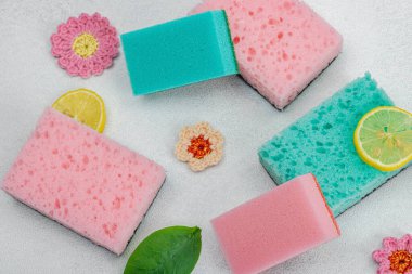 Bulaşık yıkamak için çeşitli süngerler. Organik temizlik konsepti, limon tazeliği. Taş beton zemin, düz zemin, üst manzara