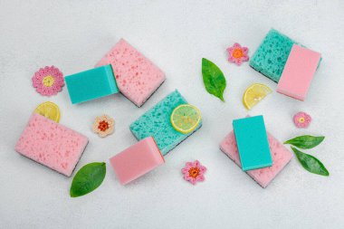 Bulaşık yıkamak için çeşitli süngerler. Organik temizlik konsepti, limon tazeliği. Taş beton zemin, düz zemin, üst manzara