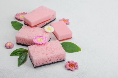 Bulaşık yıkamak için çeşitli süngerler. Organik temizlik konsepti, limon tazeliği. Taş beton zemin, düz yatış, kopyalama alanı