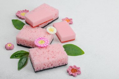 Bulaşık yıkamak için çeşitli süngerler. Organik temizlik konsepti, limon tazeliği. Taş beton zemin, düz yatış, kopyalama alanı