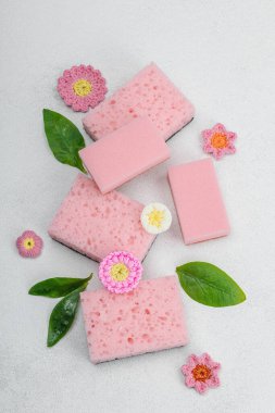 Bulaşık yıkamak için çeşitli süngerler. Organik temizlik konsepti, limon tazeliği. Taş beton zemin, düz zemin, üst manzara