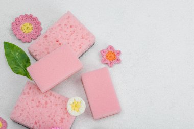 Bulaşık yıkamak için çeşitli süngerler. Organik temizlik konsepti, limon tazeliği. Taş beton zemin, düz zemin, üst manzara