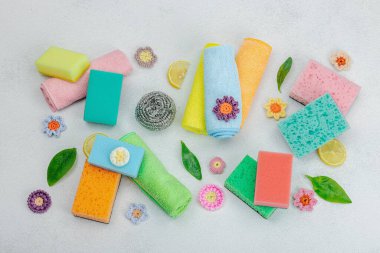 Ev işleri için mikrofiber havlu ve sünger çeşitleri. Organik temizlik konsepti, limon tazeliği. Taş beton zemin, düz zemin, üst manzara