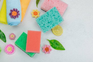 Ev işleri için mikrofiber havlu ve sünger çeşitleri. Organik temizlik konsepti, limon tazeliği. Taş beton zemin, düz zemin, üst manzara