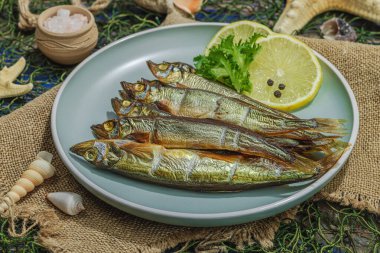 Taze limon ve bitkilerle tütsülenmiş eritilmiş. Deniz dekorlu tuzlu balık. Moda yemeği, deniz ipi. Mavi denizcilik ahşap arka plan, kapat