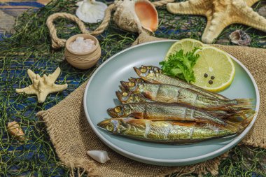 Taze limon ve bitkilerle tütsülenmiş eritilmiş. Deniz dekorlu tuzlu balık. Moda yemeği, deniz ipi. Mavi denizcilik ahşap arkaplan, alanı kopyala