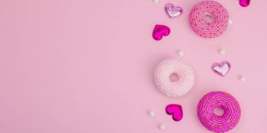 Parlak kalpli el yapımı örülü çörekler. Sevgililer Günü ya da Anneler Günü, tebrik kartı, yaratıcı sanatlar konsepti. Pembe arkaplan, düz yatış, pankart biçimi