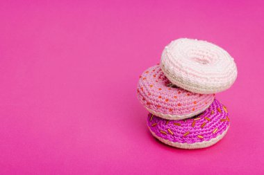 Parlak boncuklu el yapımı örülü çörekler. Sevgililer Günü ya da Anneler Günü, tebrik kartı, yaratıcı sanatlar konsepti. Magenta arkaplanı, kopyalama alanı