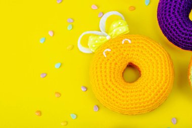 El yapımı Paskalya konsepti. Geleneksel dekorasyonlu örülü çörekler. Kutlama sembolleri, tebrik kartları, düz yatış. Yaratıcı zanaat konsepti, parlak sarı arka plan, üst görünüm