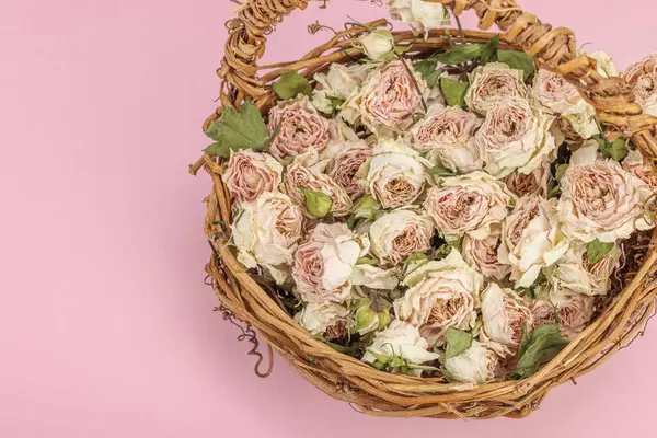 Kreative Komposition Mit Trockenen Zarten Rosen Hausgemachten Weidenkorb Grußkarte Pastellrosa — Stockfoto