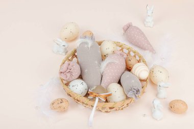 El yapımı Paskalya konsepti. Geleneksel dekorasyonlu tekstil havuçları dikmek. Kutlama sembolleri, tebrik kartları, düz yatış. Yaratıcı zanaat kavramı, kayısı arkaplanı, kopyalama alanı