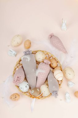 El yapımı Paskalya konsepti. Geleneksel dekorasyonlu tekstil havuçları dikmek. Kutlama sembolleri, tebrik kartları, düz yatış. Yaratıcı zanaat konsepti, kayısı arka planı, üst görünüm