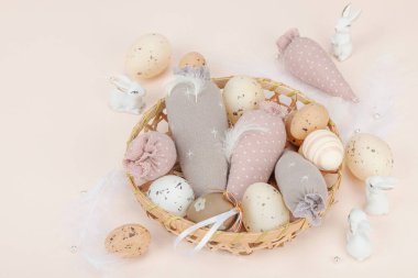 El yapımı Paskalya konsepti. Geleneksel dekorasyonlu tekstil havuçları dikmek. Kutlama sembolleri, tebrik kartları, düz yatış. Yaratıcı zanaat kavramı, kayısı arkaplanı, kopyalama alanı