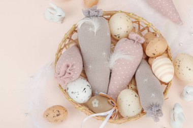 El yapımı Paskalya konsepti. Geleneksel dekorasyonlu tekstil havuçları dikmek. Kutlama sembolleri, tebrik kartları, düz yatış. Yaratıcı zanaat konsepti, kayısı arka planı, üst görünüm