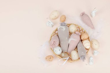 El yapımı Paskalya konsepti. Geleneksel dekorasyonlu tekstil havuçları dikmek. Kutlama sembolleri, tebrik kartları, düz yatış. Yaratıcı zanaat konsepti, kayısı arka planı, üst görünüm