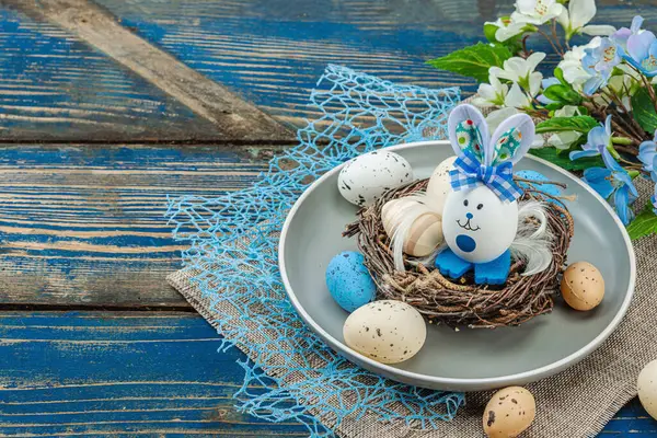 Пасхальный Стол Яйцами Птичьим Гнездом Цветущей Веткой Традиционные Праздничные Символы Стоковое Фото
