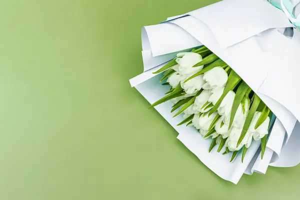 Букет Білих Тюльпанів Пастельному Зеленому Тлі Квітучі Квіти Святкова Концепція — стокове фото
