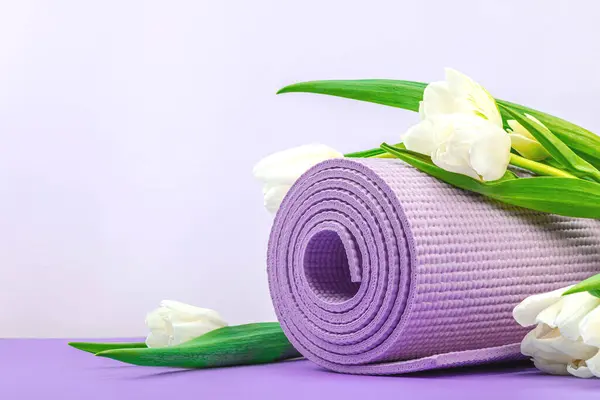 瑜伽时间的概念 传统瑜伽垫 块和贴纸 健康的生活方式 运动锻炼 紫色背景 白色郁金香 复制空间 — 图库照片