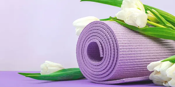 瑜伽时间的概念 传统瑜伽垫 块和贴纸 健康的生活方式 运动锻炼 紫色背景 白色郁金香 横幅格式 — 图库照片