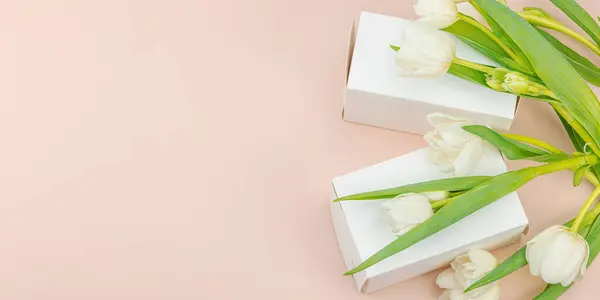礼物的概念 包装盒 杏仁背景上的白色郁金香 生日快乐 情人节或母亲节 横幅形式 — 图库照片