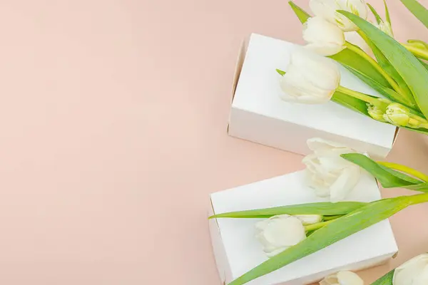 Geschenkkonzept Eingewickelte Überraschungsschachtel Weiße Tulpen Auf Aprikosengrund Alles Gute Zum — Stockfoto