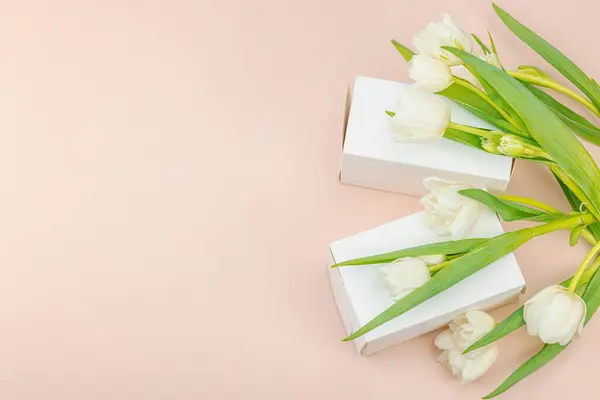 Geschenkkonzept Eingewickelte Überraschungsschachtel Weiße Tulpen Auf Aprikosengrund Alles Gute Zum — Stockfoto