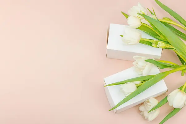 礼物的概念 包装盒 杏仁背景上的白色郁金香 生日快乐 情人节或母亲节 — 图库照片
