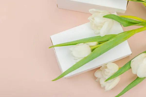 礼物的概念 包装盒 杏仁背景上的白色郁金香 生日快乐 情人节或母亲节 — 图库照片