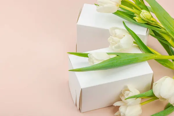 Подарункова Концепція Загорнута Сюрпризна Коробка Білі Тюльпани Абрикосовому Тлі Днем — стокове фото