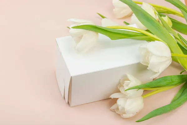Έννοια Δώρων Τυλιγμένο Κουτί Έκπληξη Άσπρες Τουλίπες Φόντο Βερίκοκου Χρόνια — Φωτογραφία Αρχείου