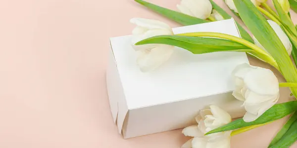 Подарункова Концепція Загорнута Сюрпризна Коробка Білі Тюльпани Абрикосовому Тлі Днем — стокове фото