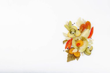 Çeşitli mayalanmış sebzeler. Probiyotik, sağlıklı yiyecekler, vitaminler. Vejetaryen yaşam tarzı, salamura yemek. Düz konum, beyaz arkaplan, üst görünüm