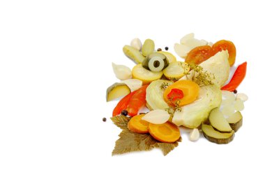 Çeşitli mayalanmış sebzeler. Probiyotik, sağlıklı yiyecekler, vitaminler. Vejetaryen yaşam tarzı, salamura yemek. Düz konum, beyaz arkaplanda izole edilmiş, boşluğu kopyala